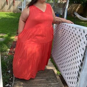 Woman within sleeveless dress with pockets